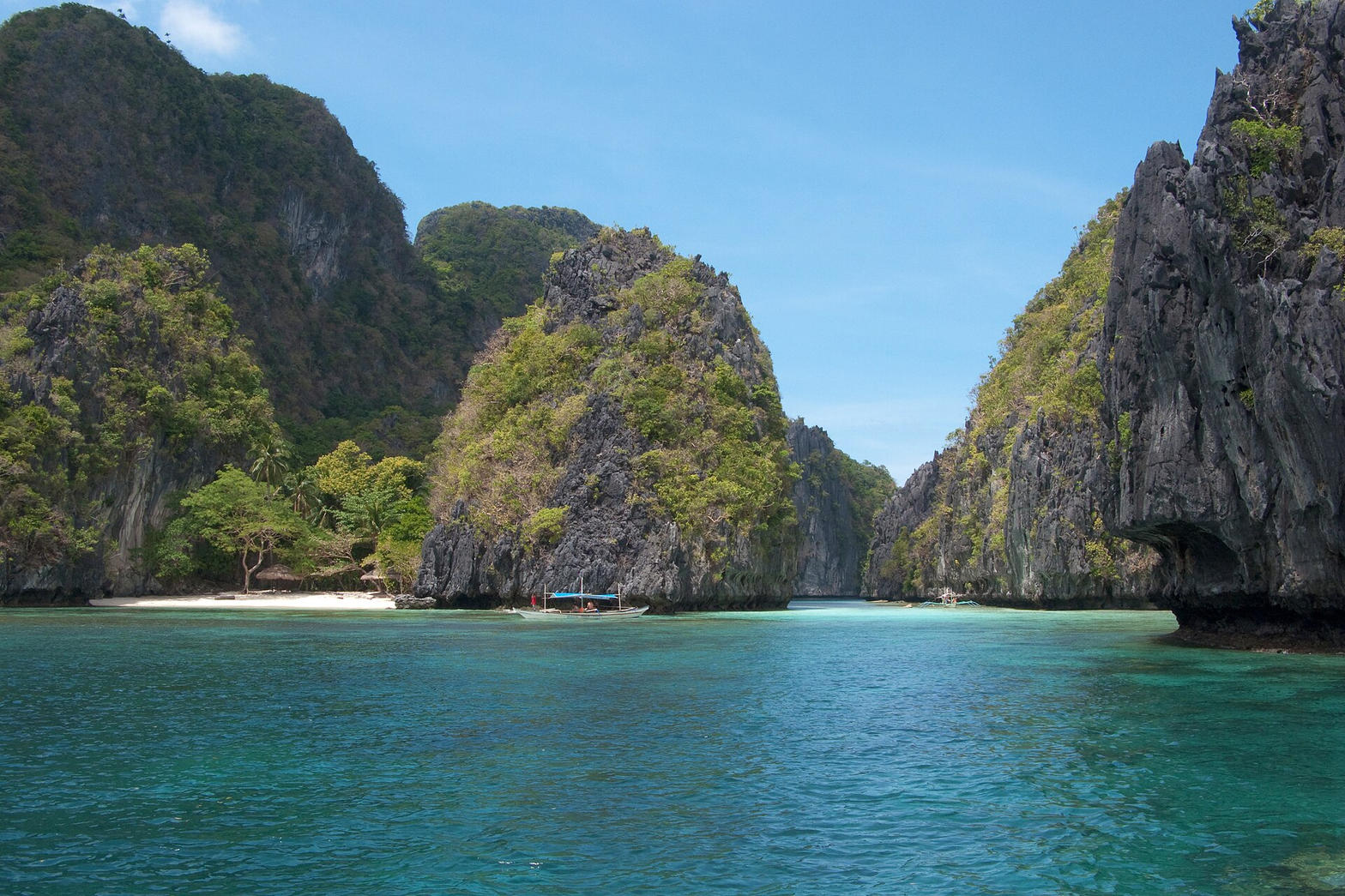 Limestone islands and a bangka in Bacuit Bay, El Nido