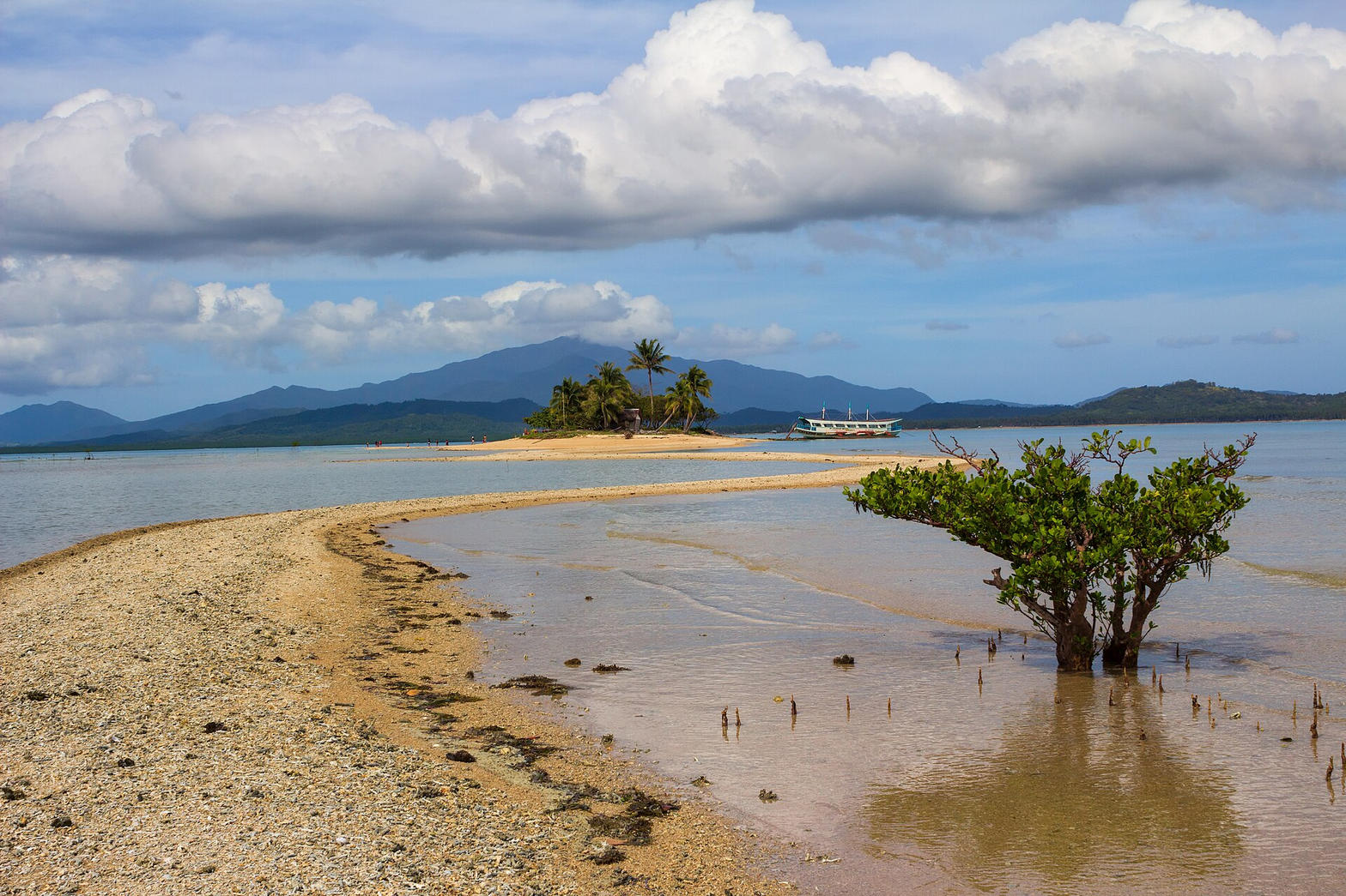 Sand spit and a bangka at Barlas Island, Honda Bay